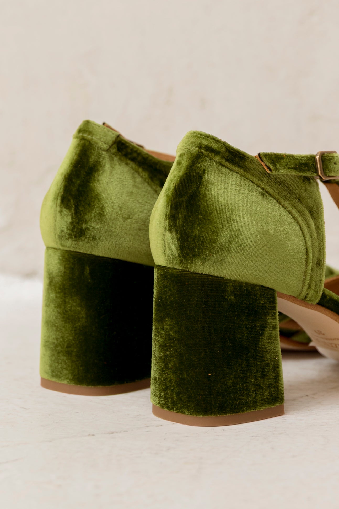 Aitana Terciopelo Kaki | Semišové sandály - vevaly.com